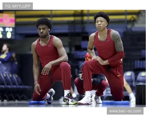 夸梅：布朗尼在主场比赛中表现得如同被车灯照射的迷茫鹿